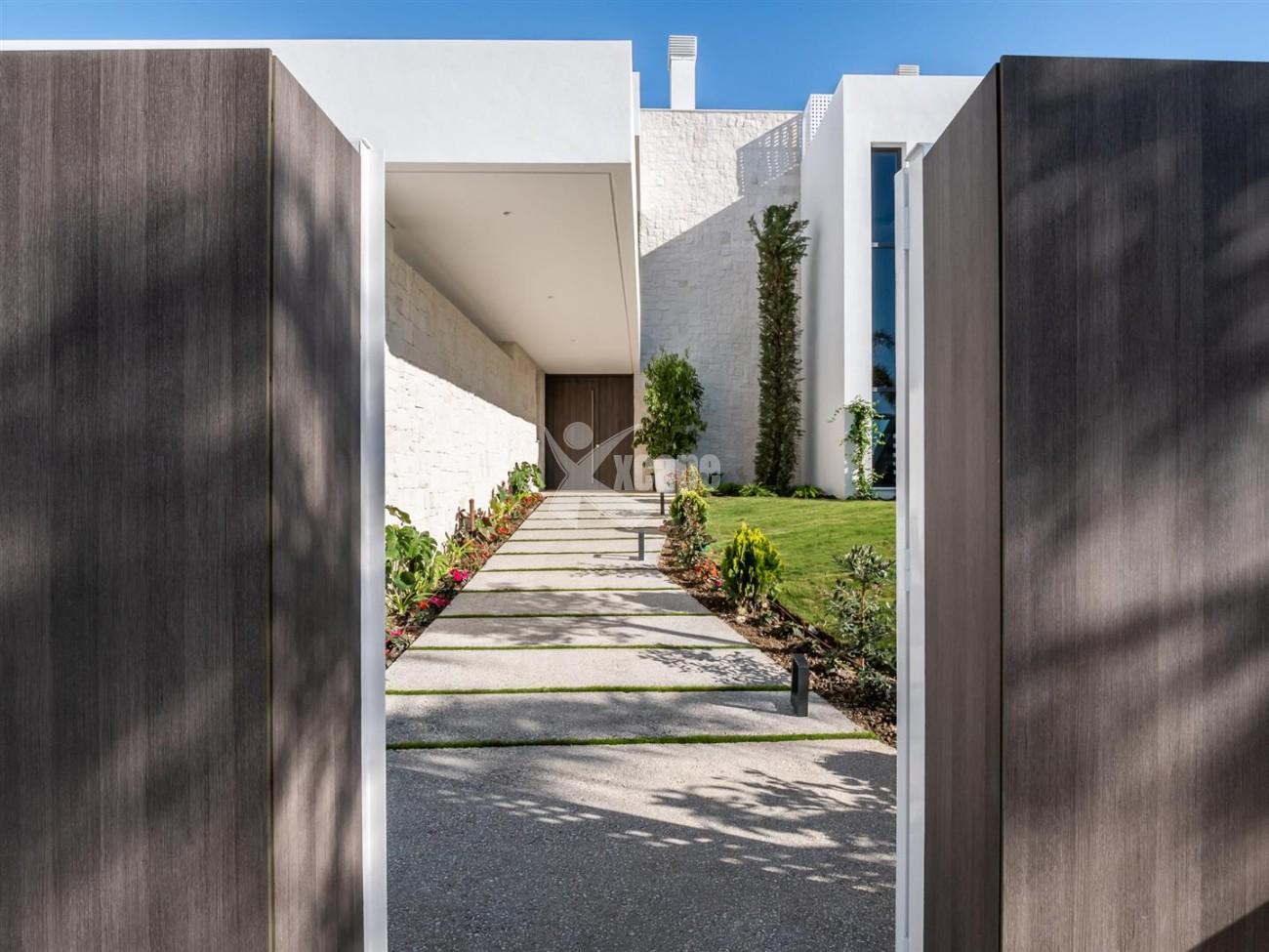 Luxury Contemporary Villa for sale Estepona Spain (46) (Large)